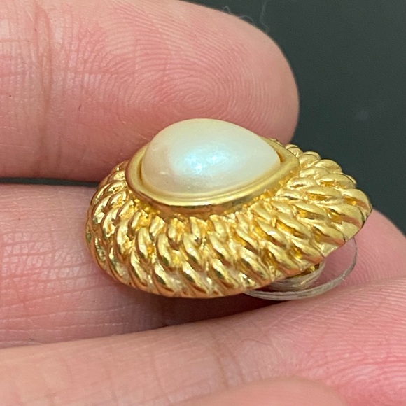 Vintage MONET Signed Gold-tone Teardrop Faux Pearl Earrings 11.0g - Picture 10 of 13